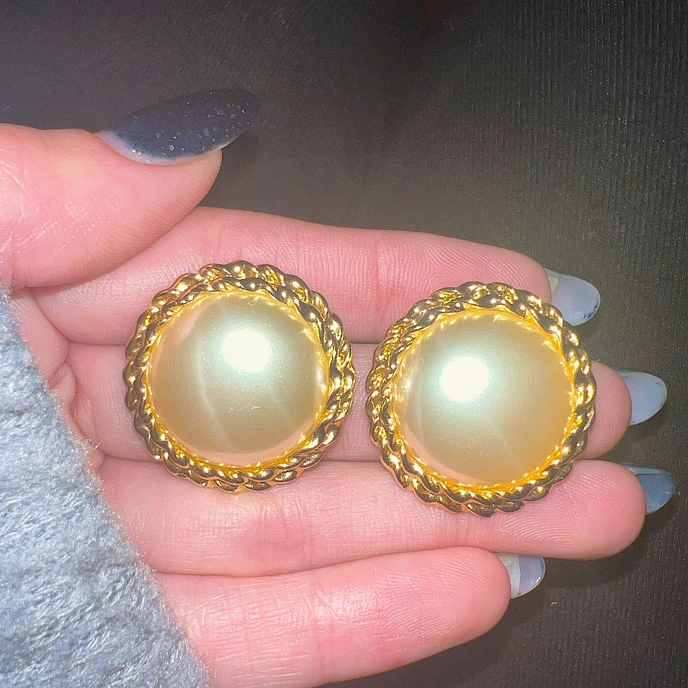 Vintage LCI Pearl and Gold Round Clip On Earrings